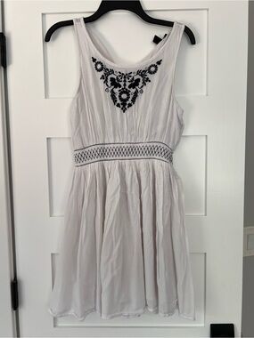 Vintage Y2K White Sleeveless Embroidered Waist Dress